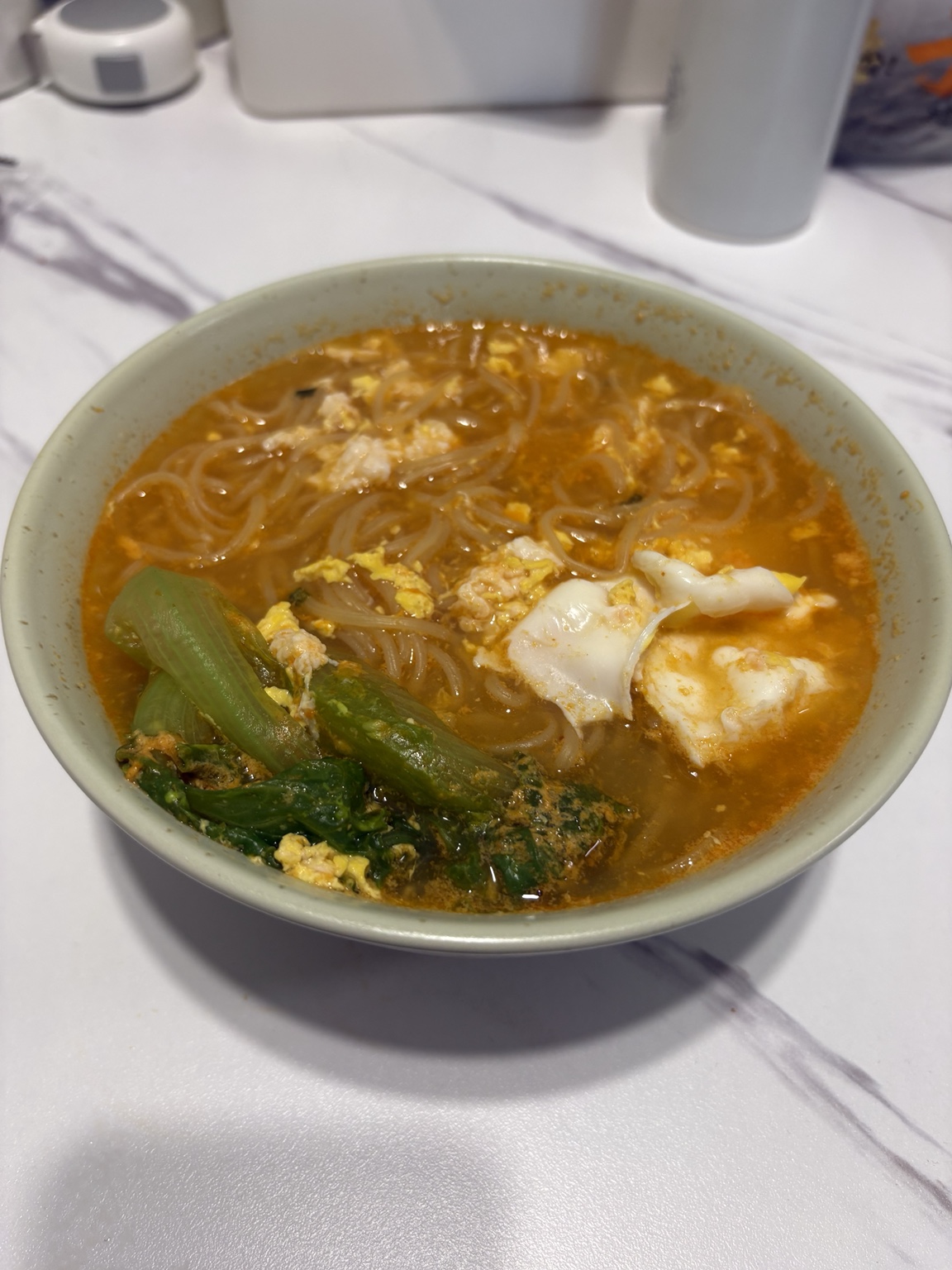 一碗醒汤红面，红汤、粉面、鸡蛋和青菜